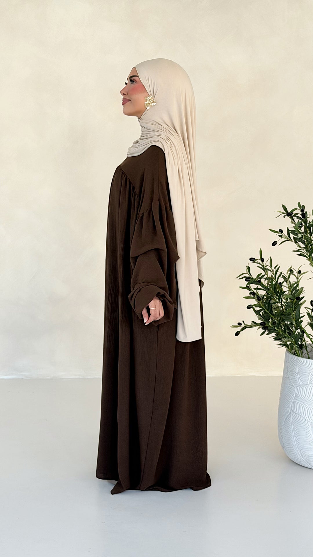 Mavie Abaya mit Ballonärmeln