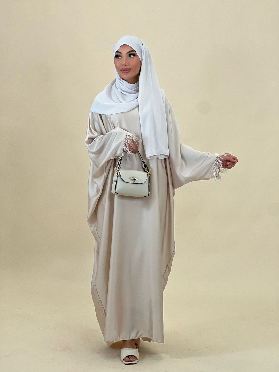 Zarif Abaya mit Federn in Beige