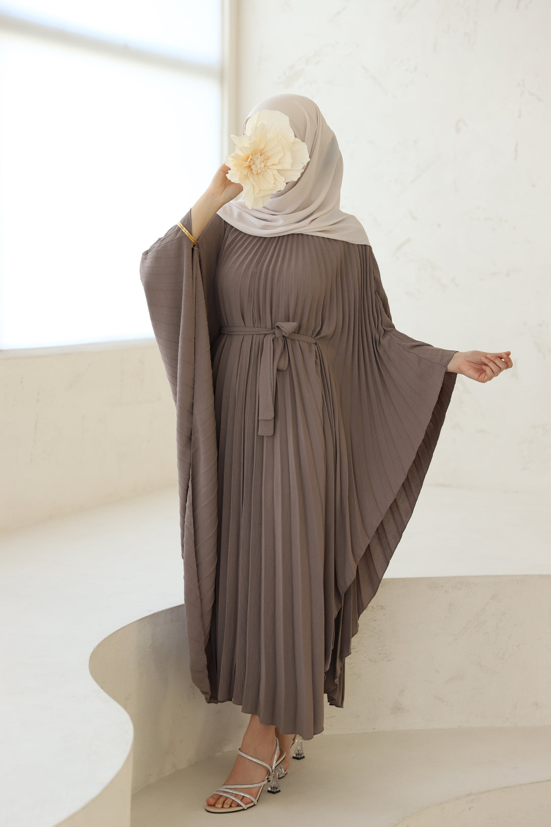 Nadya Plissee Kleid In Taupe