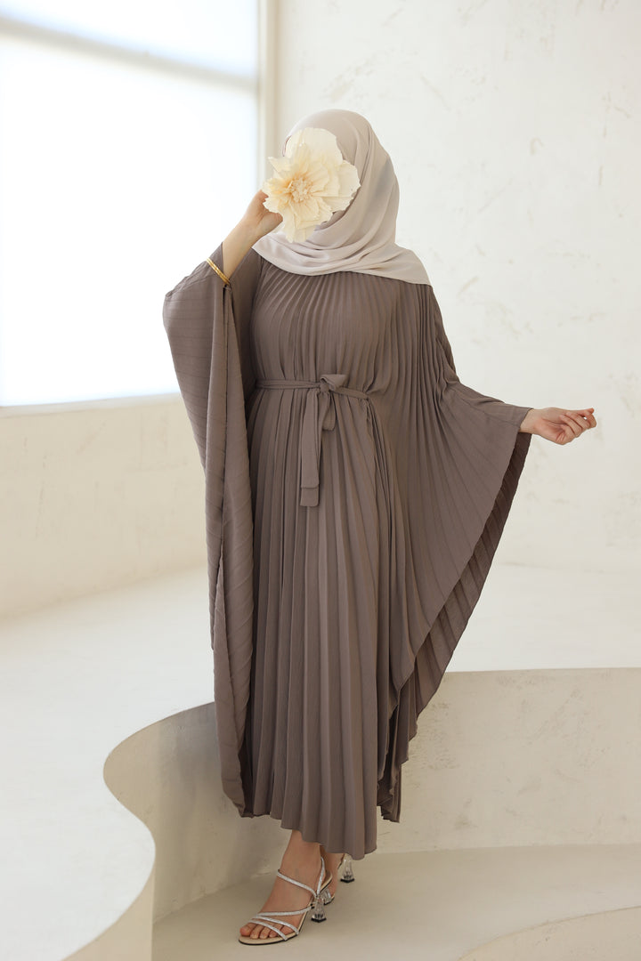 Nadya Plissee Kleid In Taupe