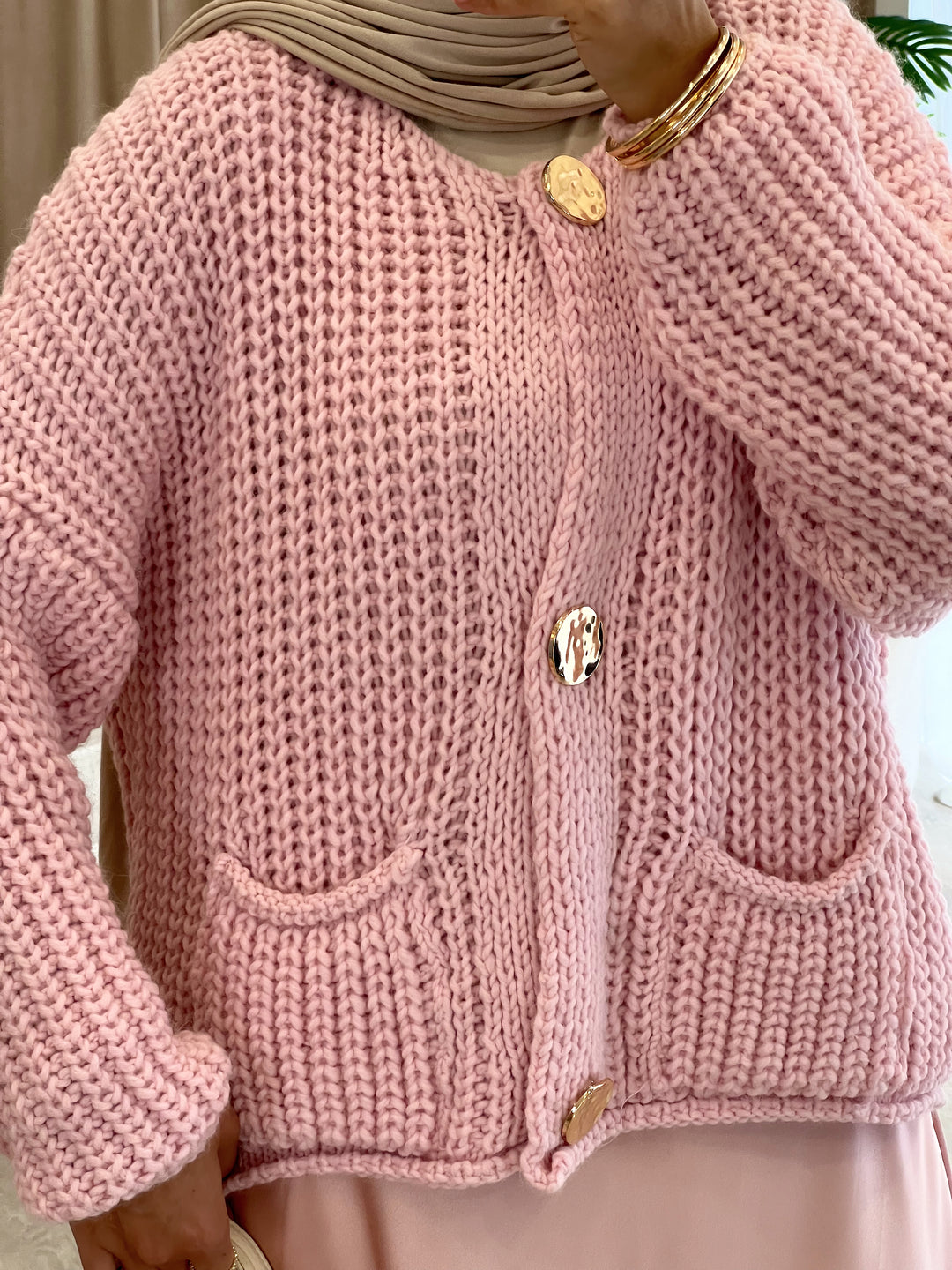 Pure Cardigan mit goldenen Knöpfen in Barbie