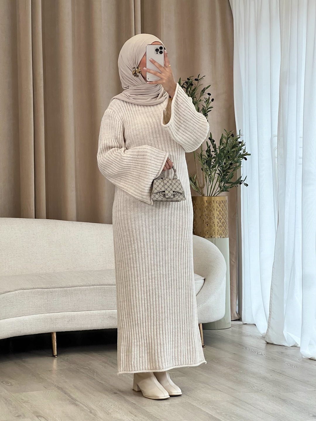 Inaya Strick-Kleid