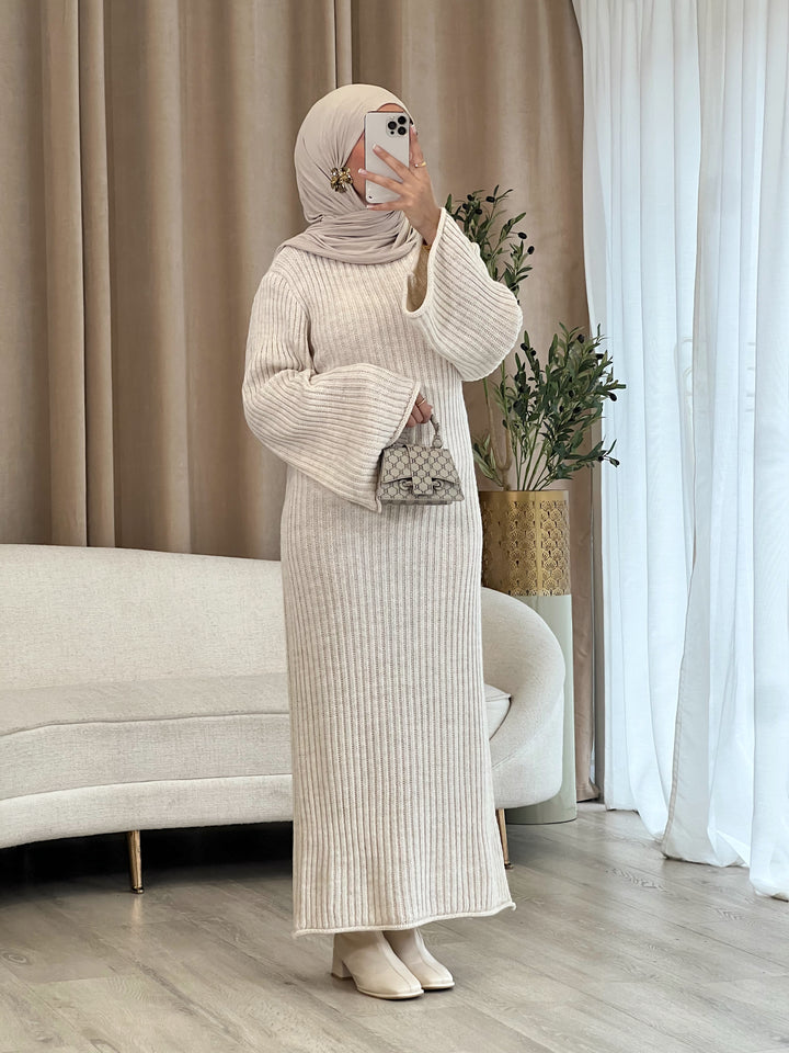 Inaya Strick-Kleid