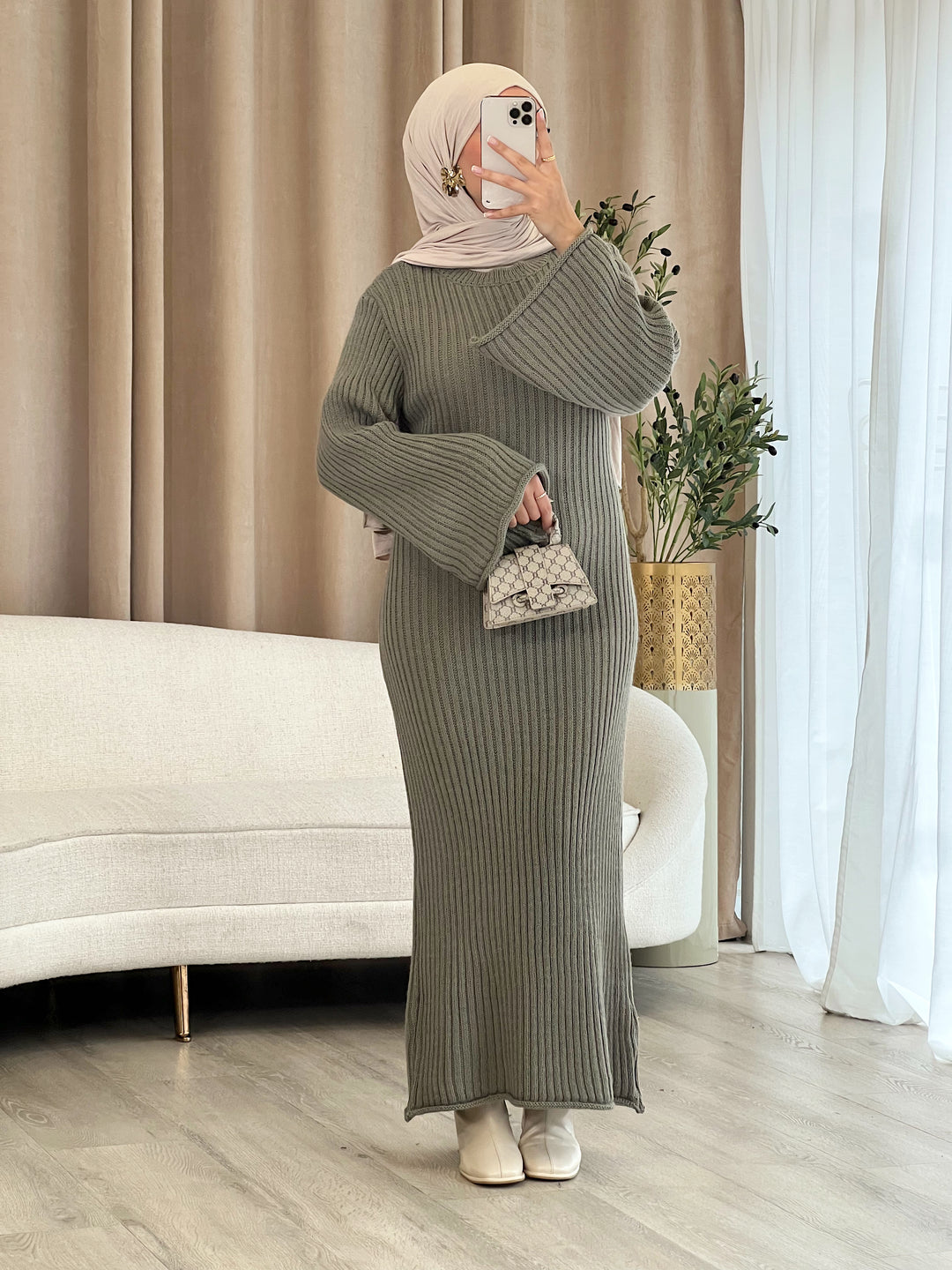 Inaya Strick-Kleid