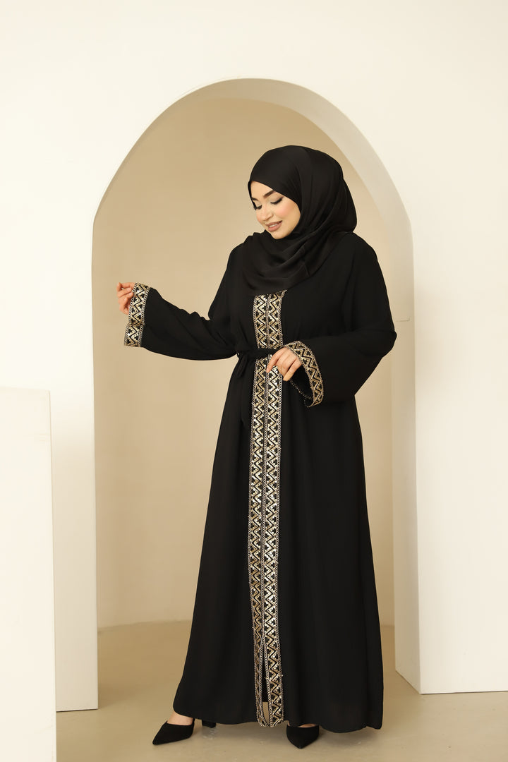 Dila Abaya mit goldenen Details in Schwarz