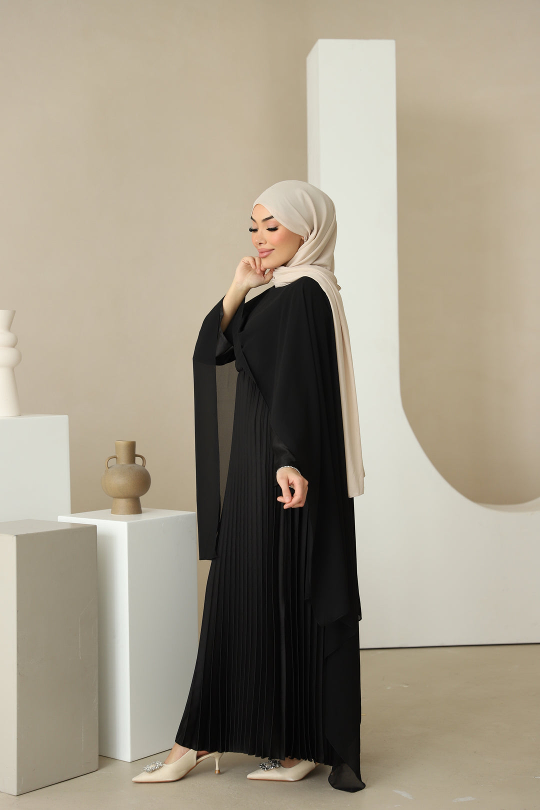 Dunya Plissee Abaya mit Cape in Schwarz