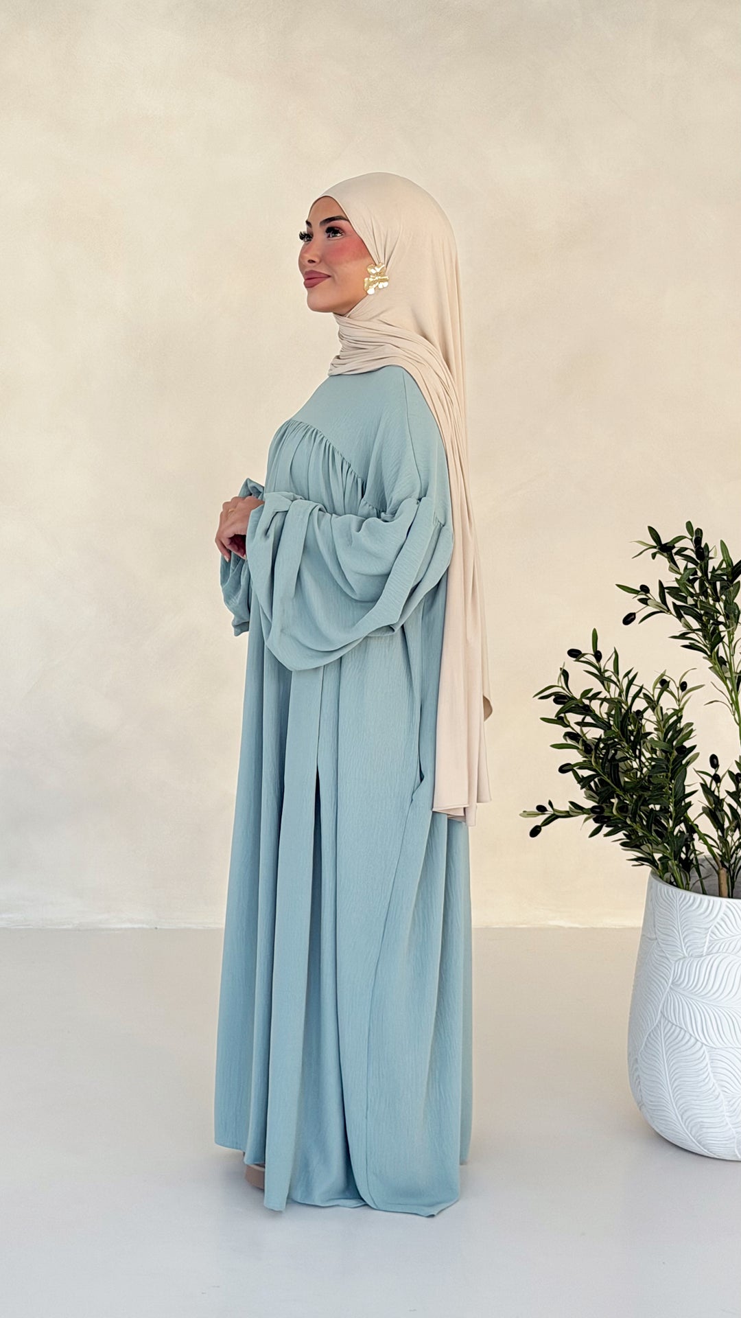 Mavie Abaya mit Ballonärmeln