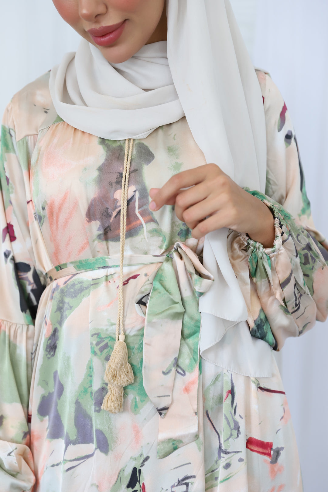 Lola Satin Kleid mit Ballonärmeln in Apricot