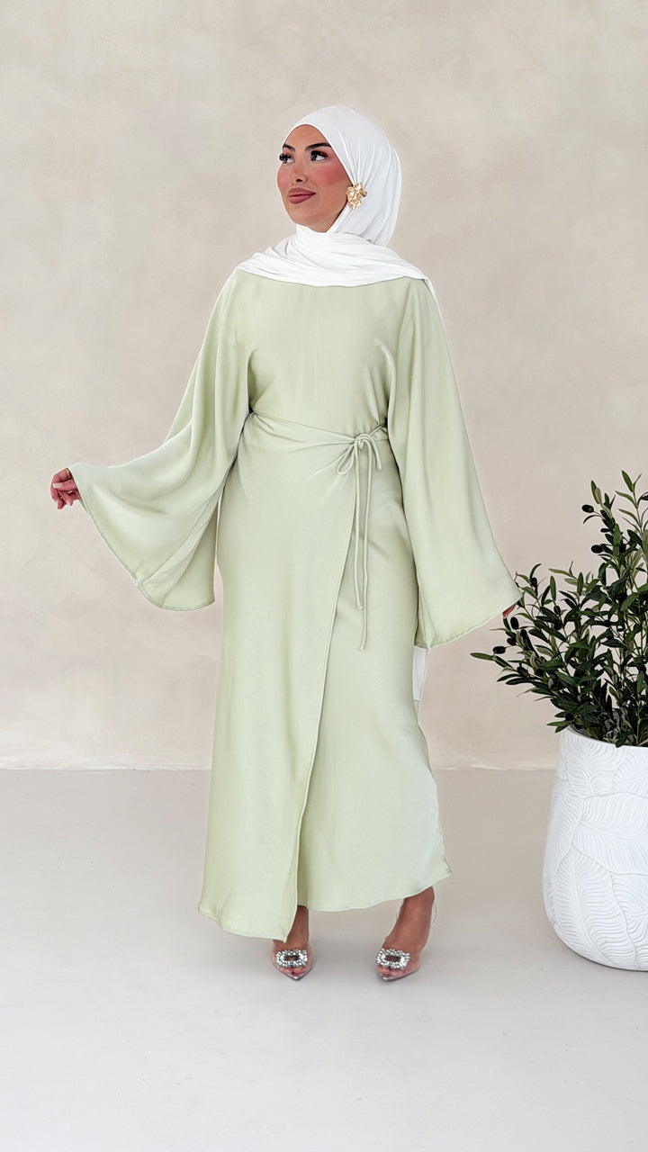 Nuré Satin Kleid in Wickeloptik