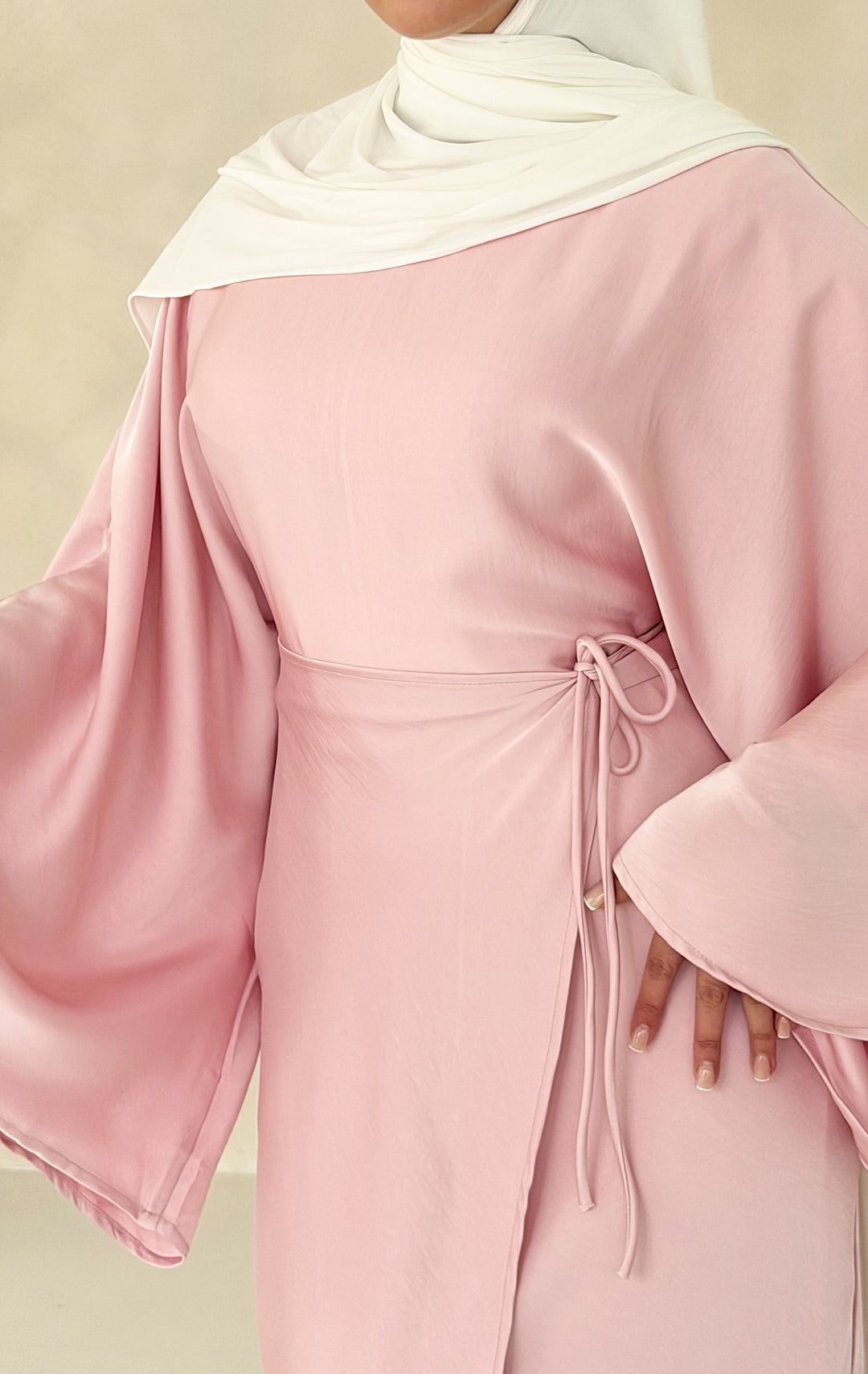 Nuré Satin Kleid in Wickeloptik