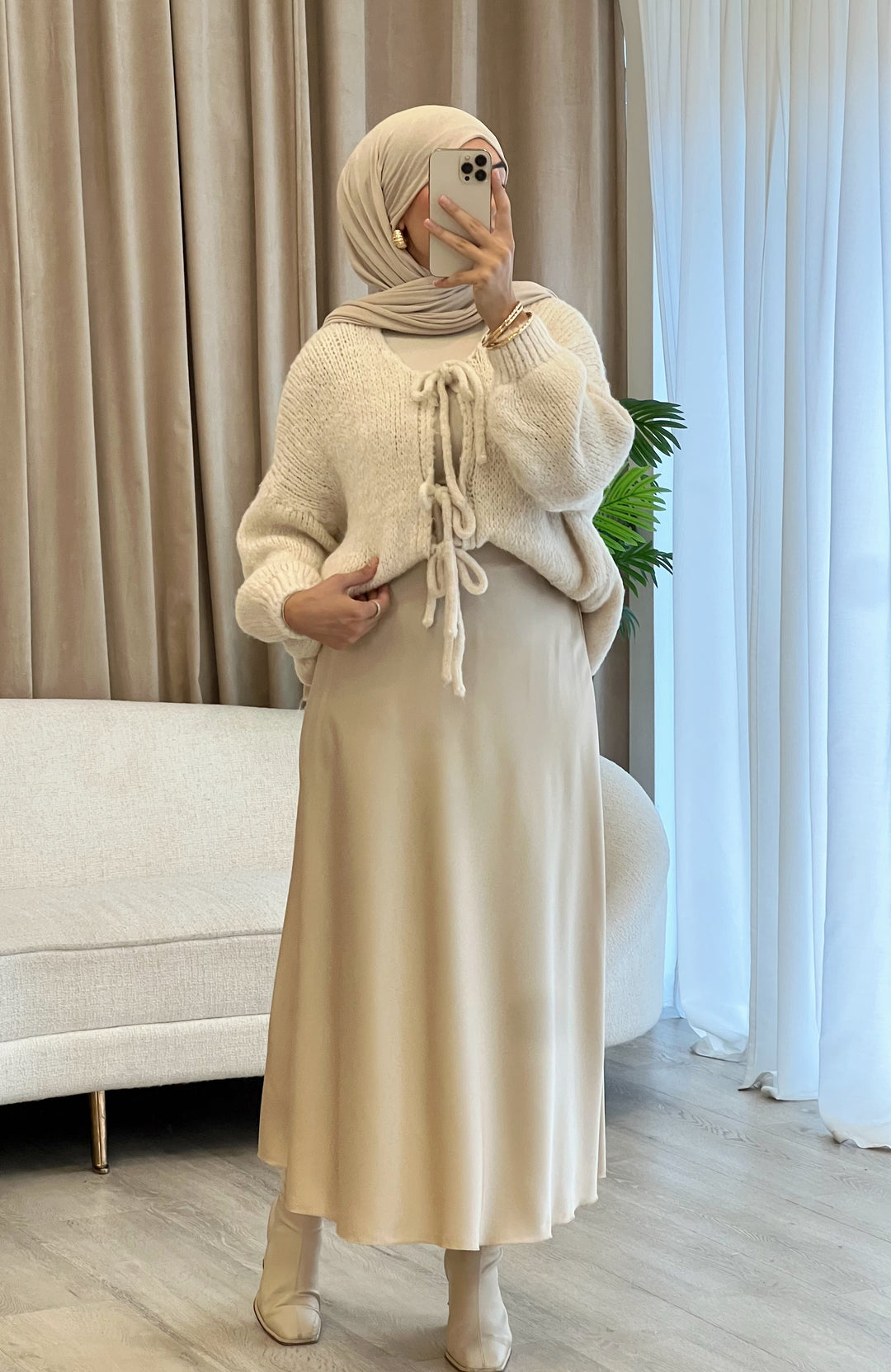 Chic Satin Rock in Beige