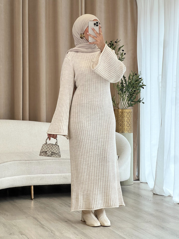 Inaya Strick-Kleid