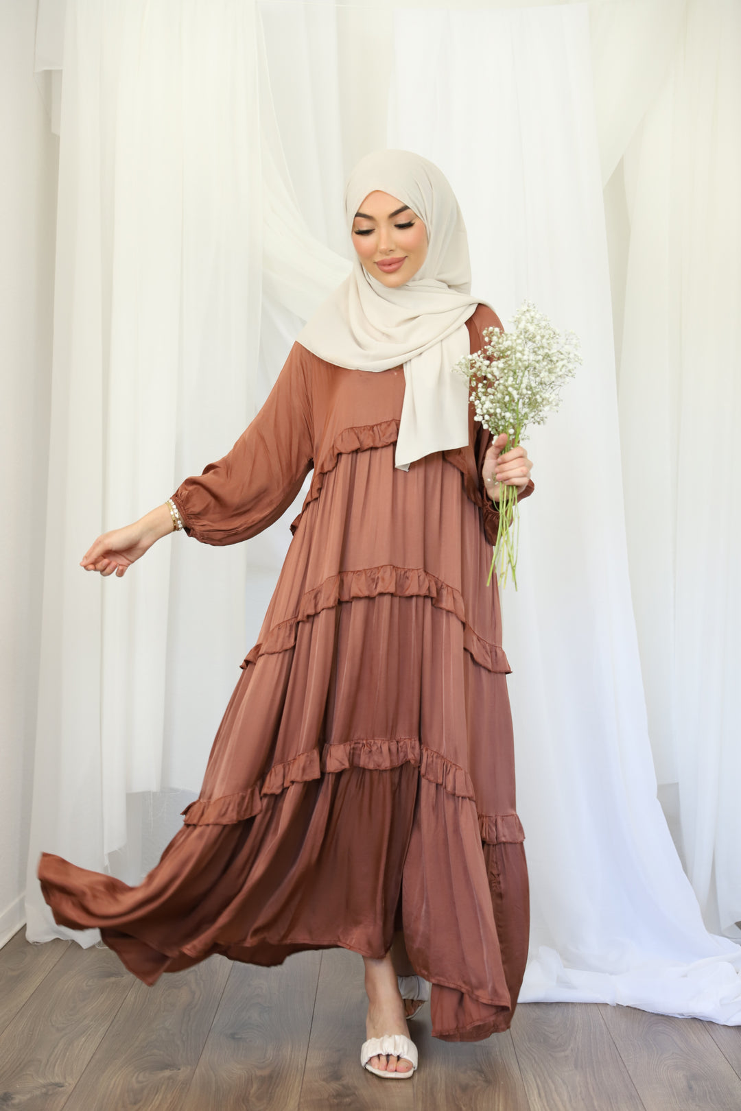 Hazel Satin Kleid mit Raffungen in Braun