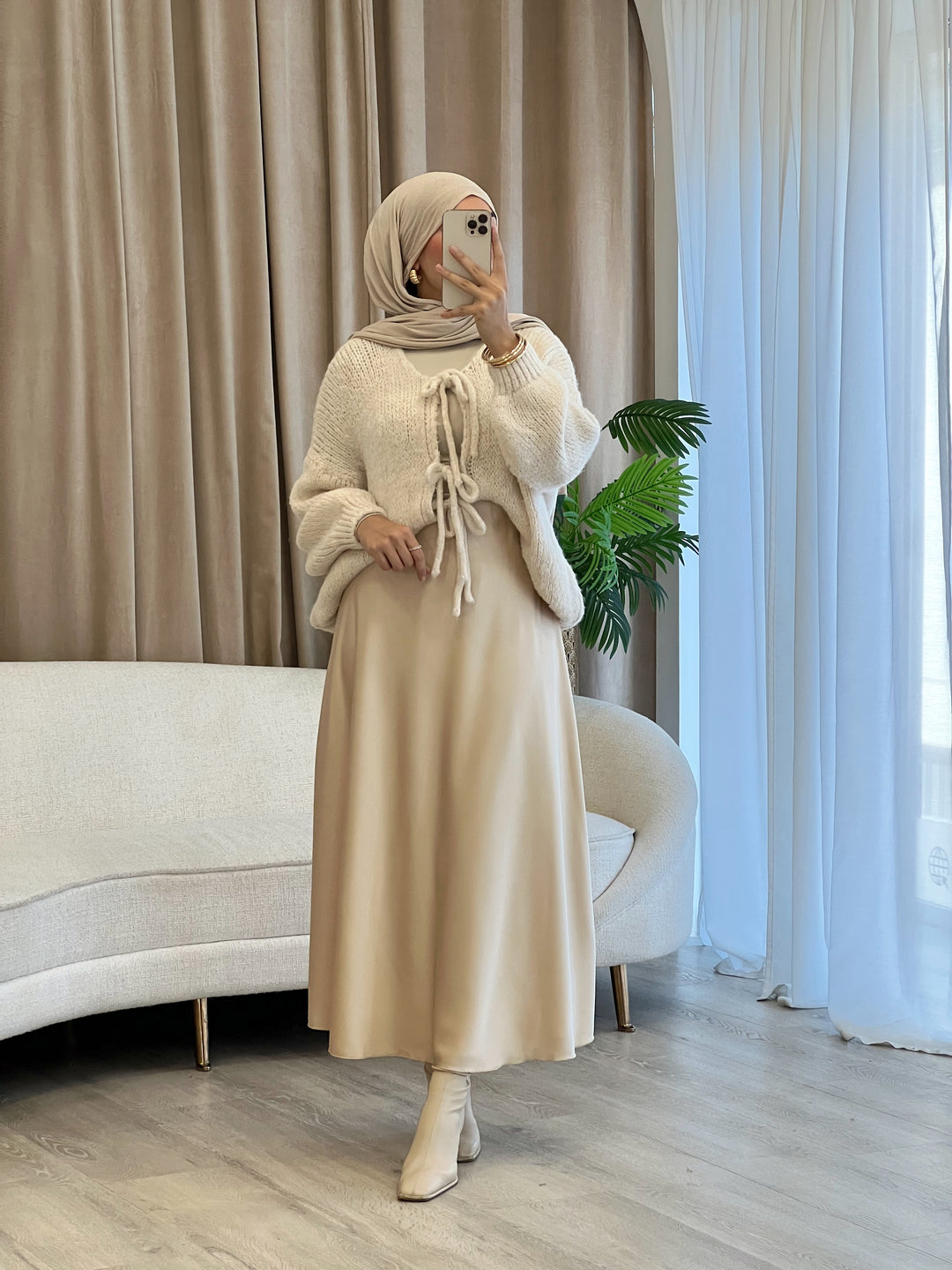 Chic Satin Rock in Beige
