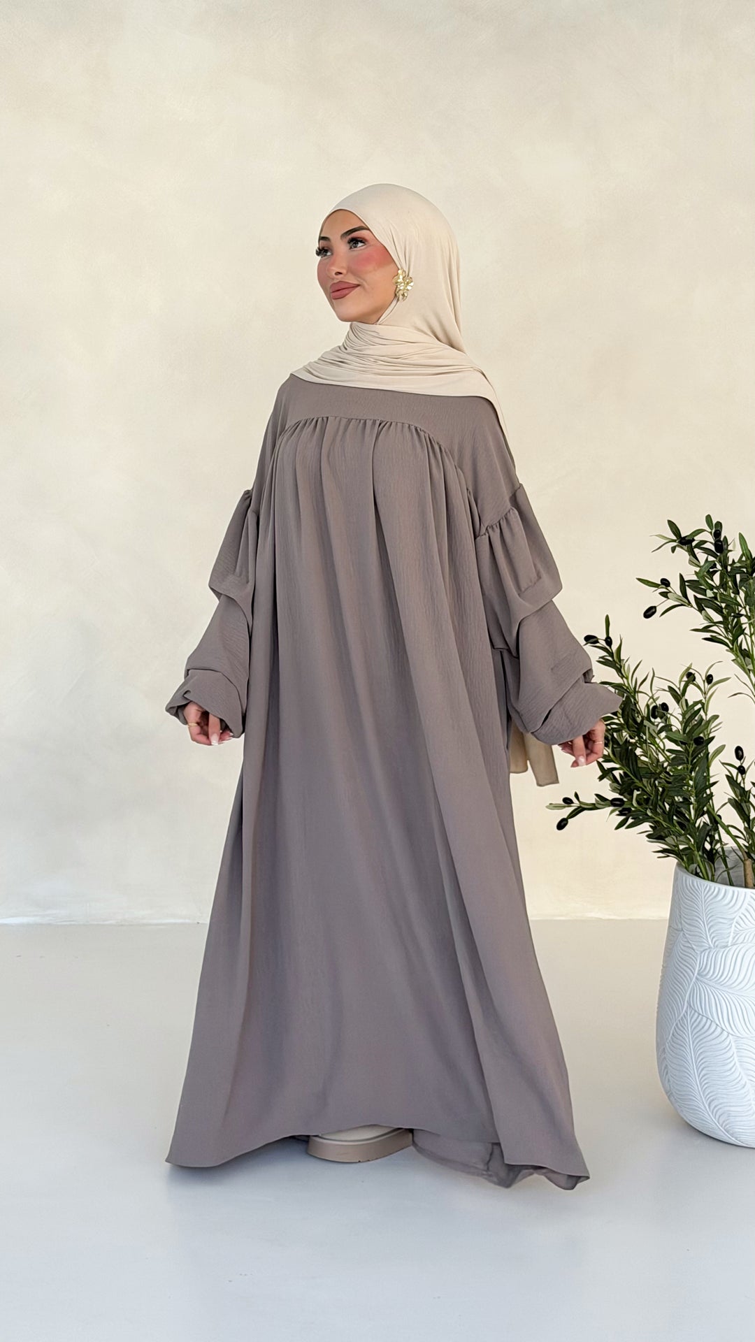 Mavie Abaya mit Ballonärmeln