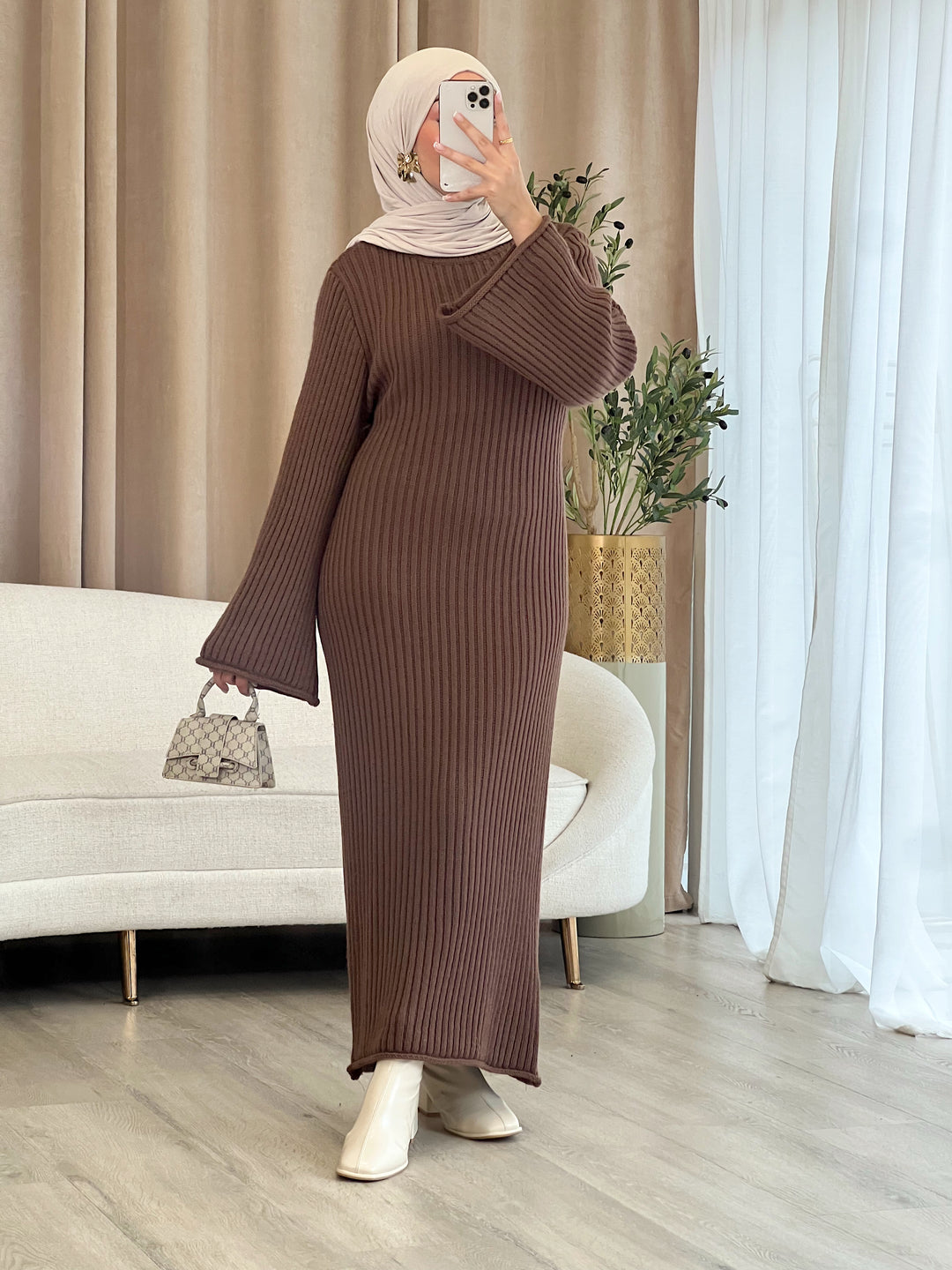 Inaya Strick-Kleid