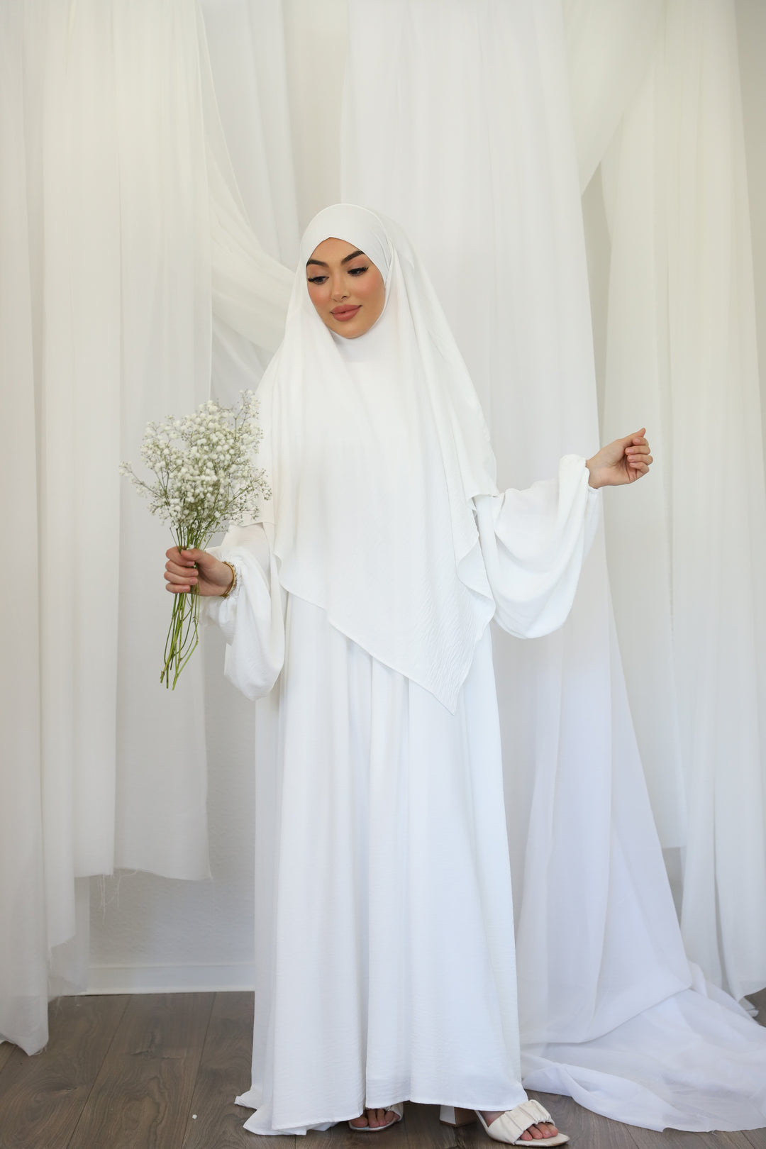 Nour Abaya in Weiß