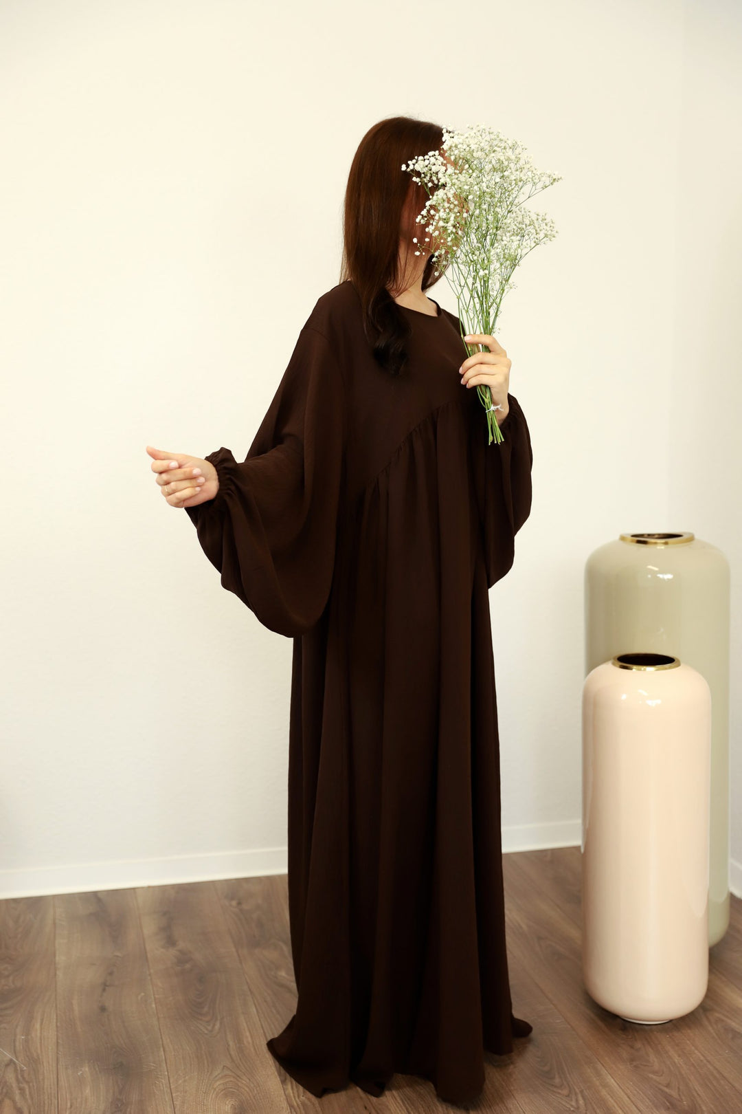 Nour Abaya in Braun