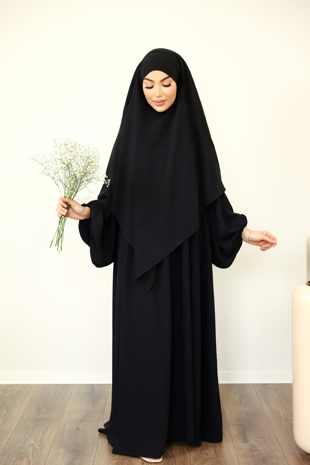 Nour Abaya in Schwarz