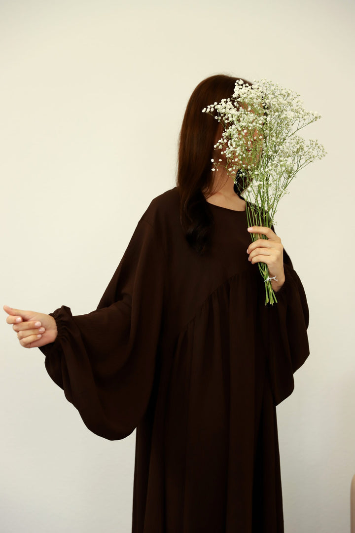 Nour Abaya in Braun