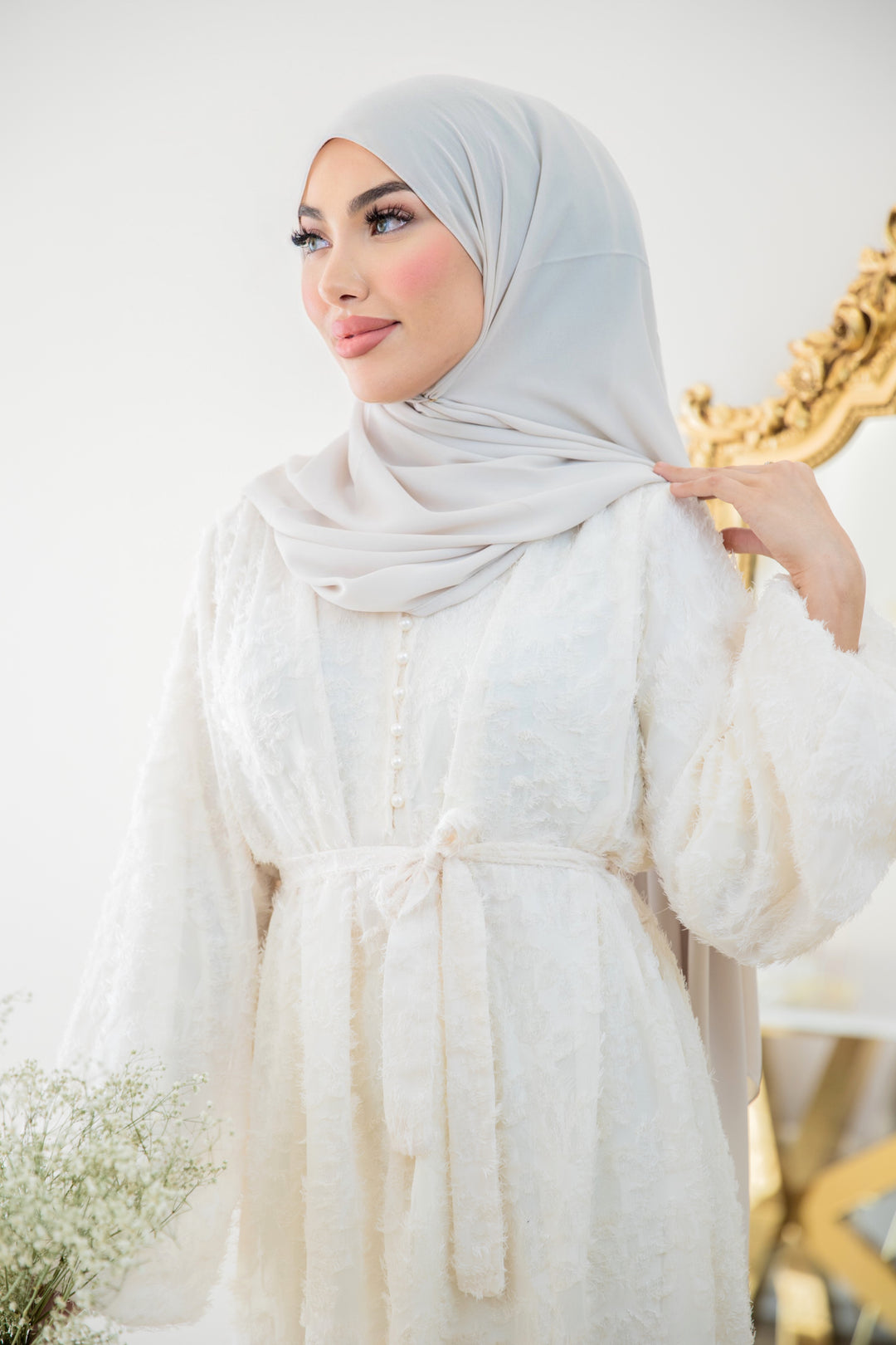Hira Kleid mit Ballonärmeln in Beige