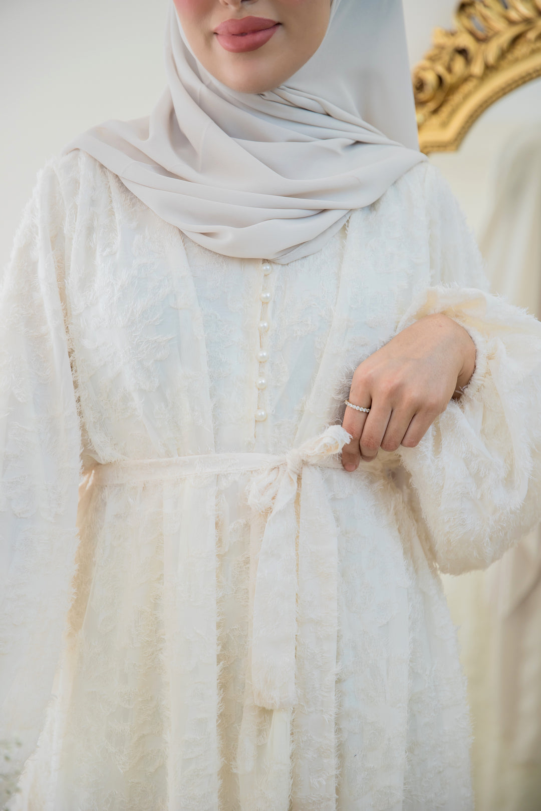 Hira Kleid mit Ballonärmeln in Beige